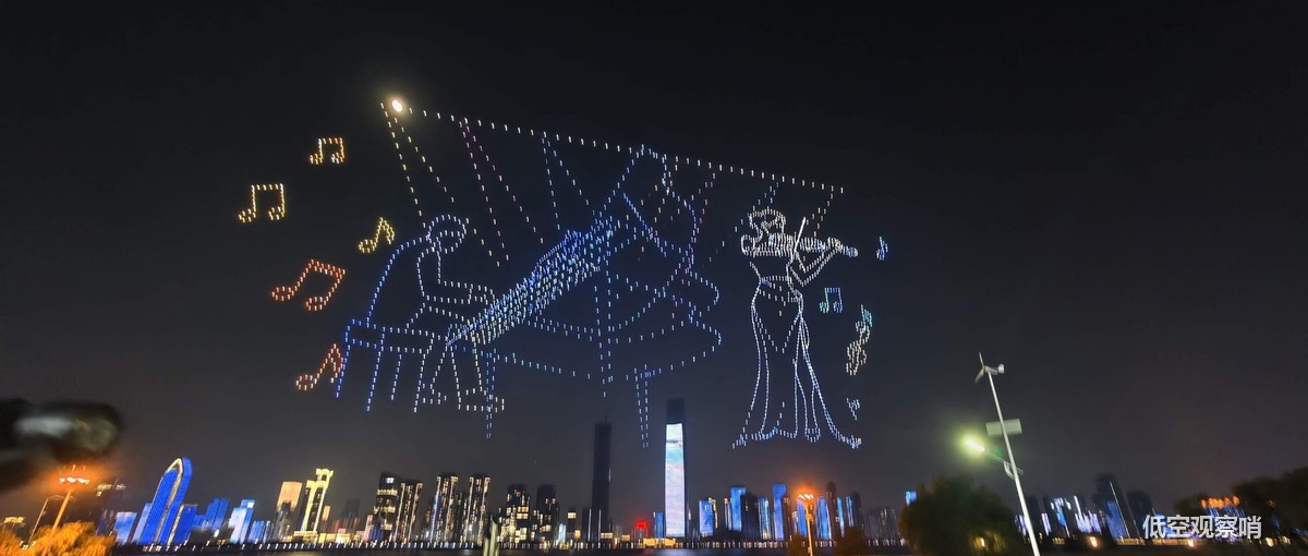 编队拼出钢琴与小提琴演奏画面，呼应正在举办的琴台音乐节